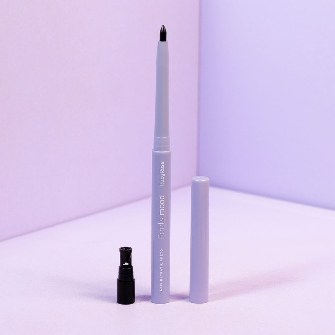 A Lápis Retrátil Feels Mood Preto Ruby Rose possui alta pigmentação e textura ultra macia e cremosa, garantindo um traço preciso e uniforme já na primeira aplicação.