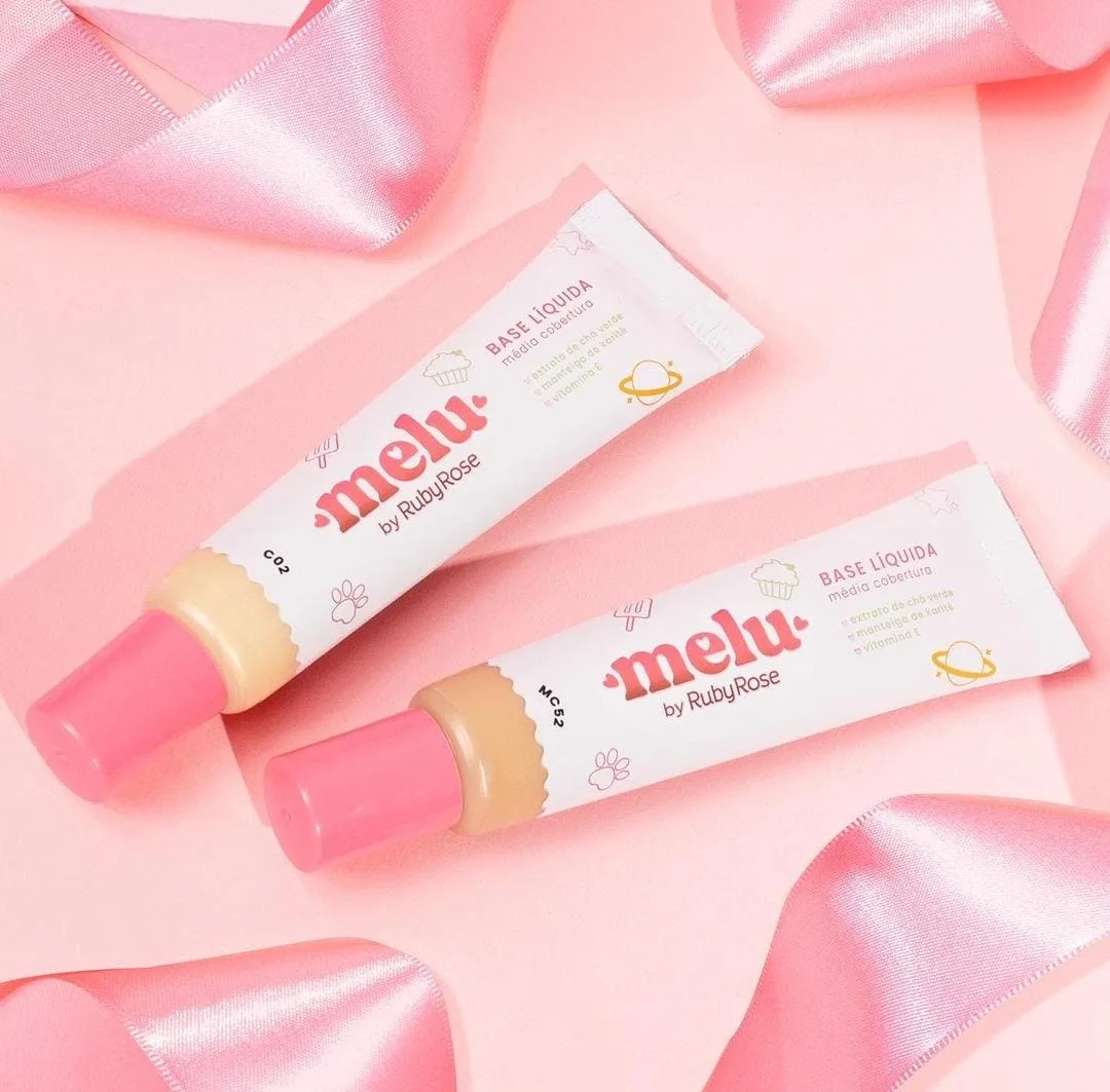 Até seu espelho vai bater palmas. A Base Líquida Media Cobertura melu by Ruby Rose dos sonhos acabou de sair do forno! Chegou a nova formula de Melu, mais sequinha e confortável, acabamento matte e com uma cobertura que permite construir camadas (como você preferir!).