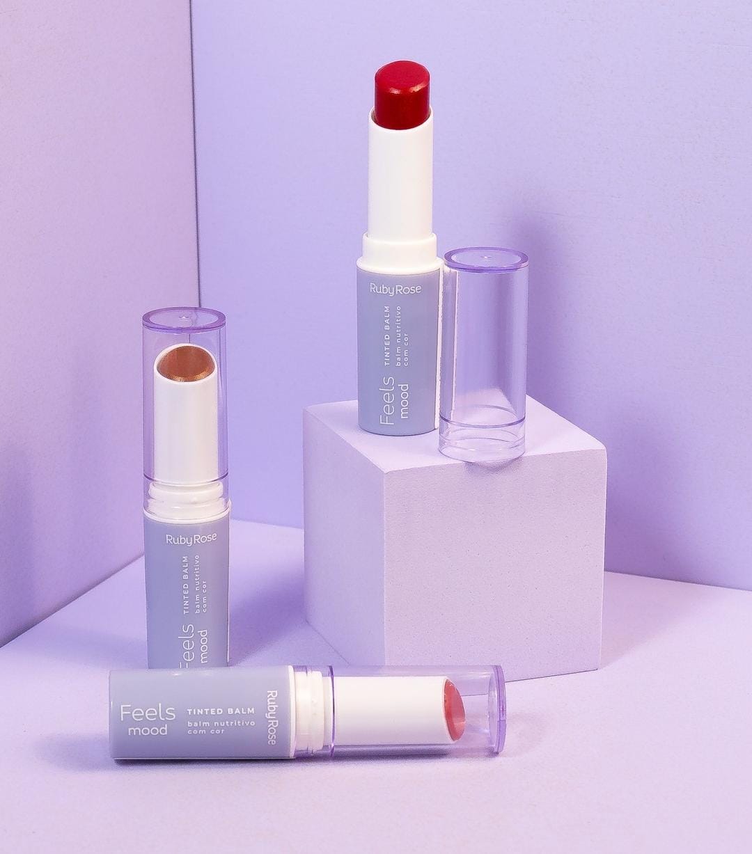 O Tinted Balm Nutritivo Com Cor Feels Mood Ruby Rose é perfeito para te acompanhar no dia a dia! O novo balm nutritivo com cor e textura cremosa possui brilho suave. A novidade possui alta pigmentação com efeito natural e um superblend hidratante e antioxidante.