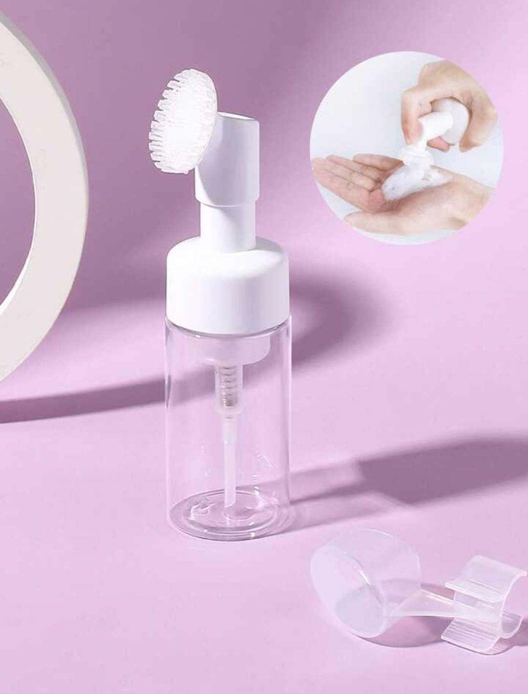 O Frasco Espumador com Escova de Silicone é inovador e extremamente funcional. Sua escova de silicone auxilia na limpeza e esfoliação da pele, proporcionando uma sensação revigorante. Com um sistema de travamento que evita vazamentos, é perfeito para transportar em bolsas, malas, durante viagens e muito mais.