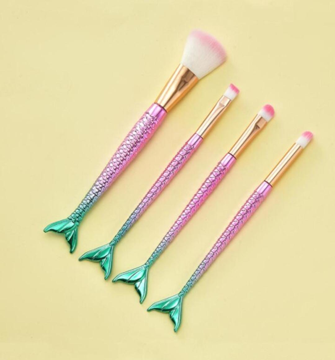 Kit Pincéis Sereia Com 4 UN - Para aquelas que amam sereia assim como nós, chegou um kit maravilhoso para aqueles que estão iniciando e para aqueles que só querem agregar aos que já tem, são quatro unidades, com cabo em forma de rabo de sereia, cores lindas e vibrantes.