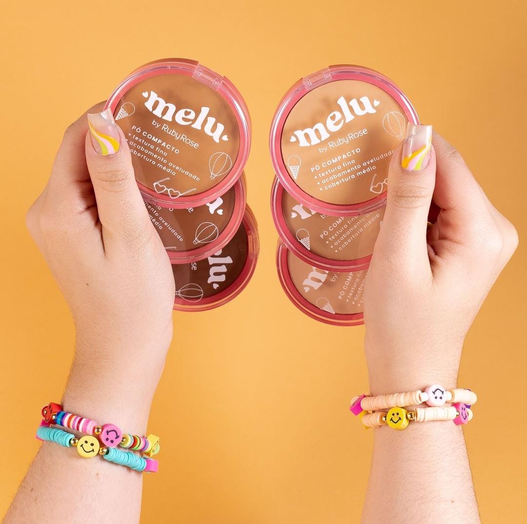 O Pó compacto melu by Ruby Rose possui textura fina, acabamento aveludado, cobertura média, você sente que a cor e a textura são reais! O produto é macio, tem aquele toque aveludado e sequinho, ficar levemente matte no rosto, mas sem ressecar a pele.