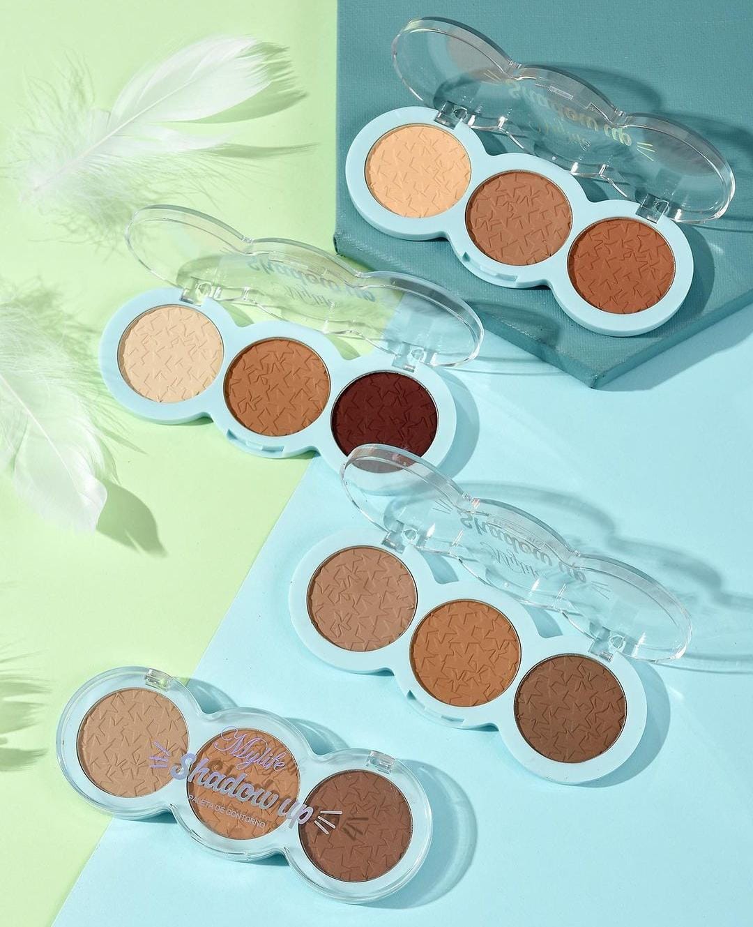 A Paleta de Contorno Com 3 Tons Mylife vem com quatro combinações de 3 tons cada. Com a pigmentação perfeita para definir as formas do seu rosto e finalizar a make de uma maneira maravilhosa. Não craquela, acabamento matte e perfeito para arrasar!