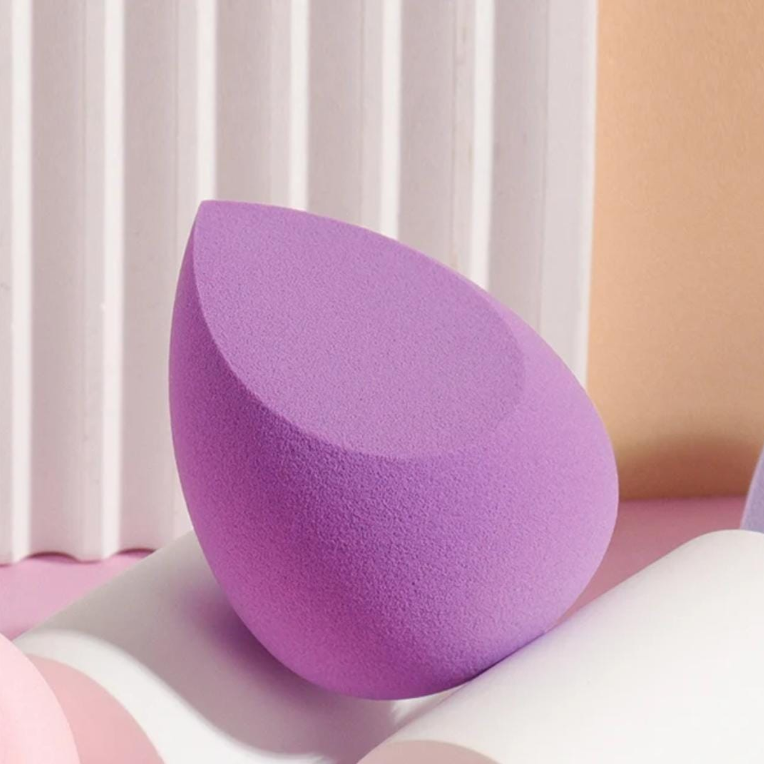 A Esponja para Maquiagem Mandala possui formato ergonômico e textura super macia, ideal para alcançar todos os cantinhos do rosto e garantir um acabamento uniforme e natural.